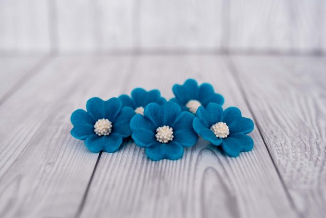 Květy z modelovací hmoty - tmavší modré - 5 ks