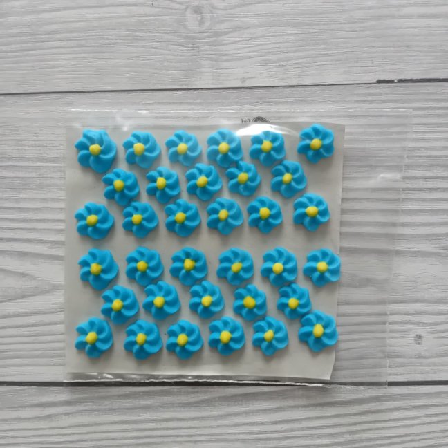 Cukrové ozdoby - Modré kytičky točené Cukrové ozdoby - Modré kytičky točené