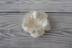 Květ z modelovací hmoty - magnolie - bílá perleťová  1 Ks