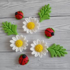 Cukrová dekorace na dort - Kopretina , berušky a listy