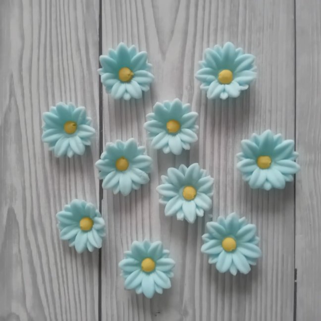 Cukrové kytičky modré 2,5 cm – jemná dekorace na dorty a cupcakes