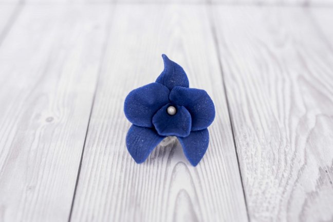 Květ z modelovací  hmoty - orchidej -  švestkově modrá