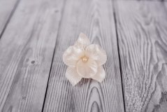 Květ z modelovací  hmoty - orchidej -  perleťově bílá