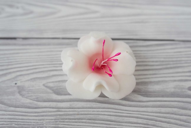 Květ z modelovací hmoty - magnolie  - bílo/růžová 1 Ks