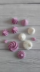 Sněhové pusinky - sladká dekorace na dorty a cupcakes fialovo - bílý mix