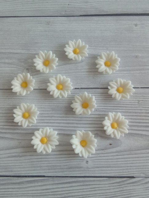 Cukrové kytičky  bílé   2,5 cm – jemná dekorace na dorty a cupcakes