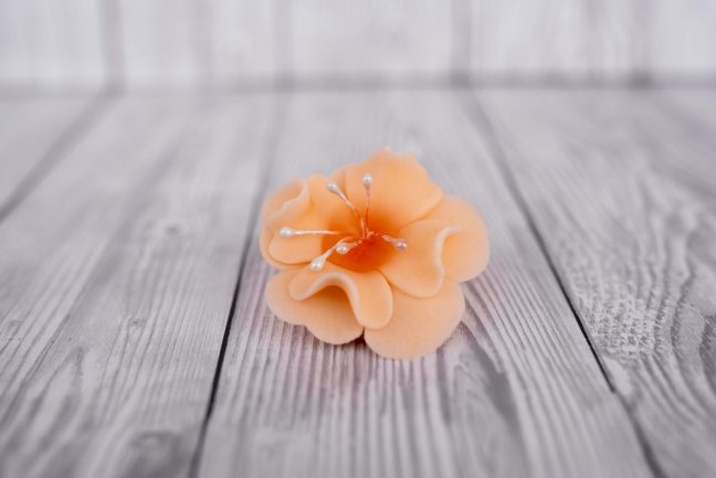 Květ z modelovací hmoty - magnolie - světle oranžová