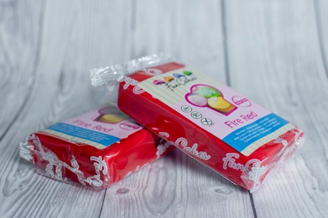 Potahovací fondánová hmota - Fire Red, 250 g Potahovací fondánová hmota - Fire Red, 250 g